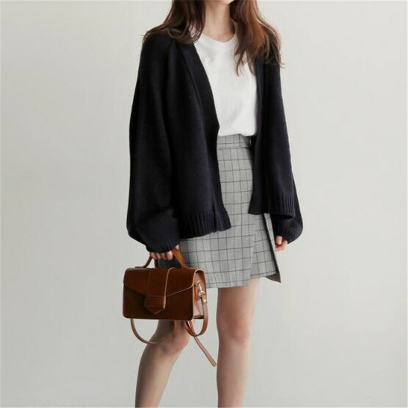 Simple short knit cardigan
